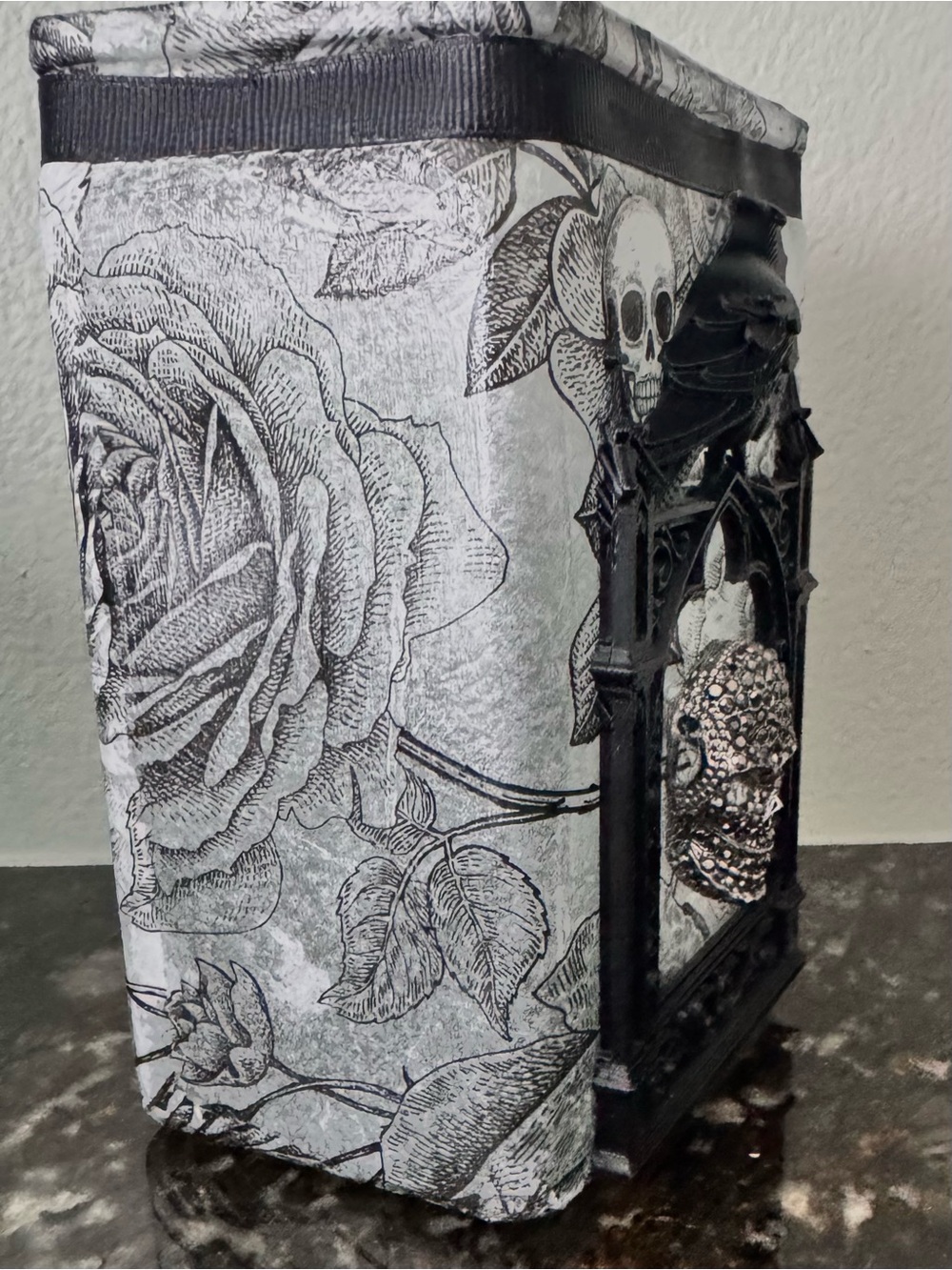 Gothic Raven Skull candle holder with twinkle lights,Handcrafted 9”x 4”x 2” - Picture 3 of 9